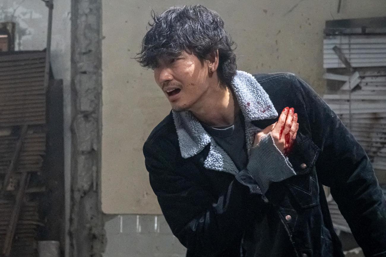 羽生誠一（綾野剛）は銃弾を受ける（C）カンテレ
