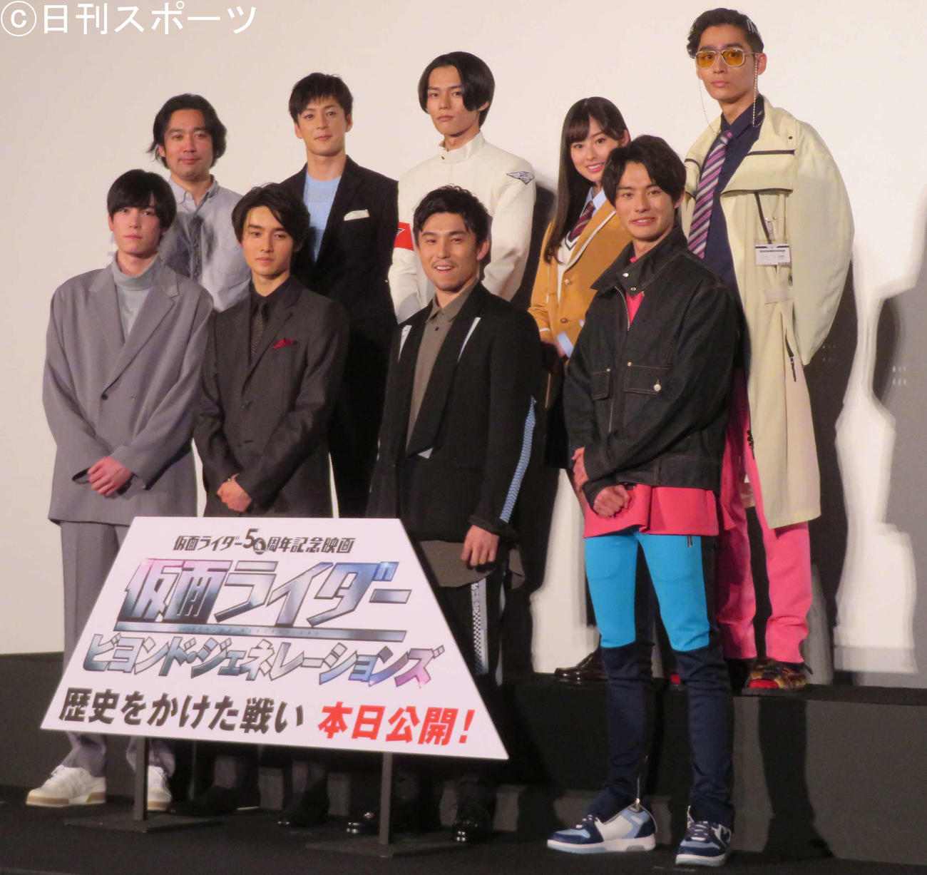映画「仮面ライダー　ビヨンド・ジェネレーションズ」初日舞台あいさつに登壇した、前列左から内藤秀一郎、藤岡真威人、中尾明慶、前田拳太郎、後列左から柴崎貴行監督、山口貴也、井本彩花、濱尾ノリタカ（撮影・村上幸将）