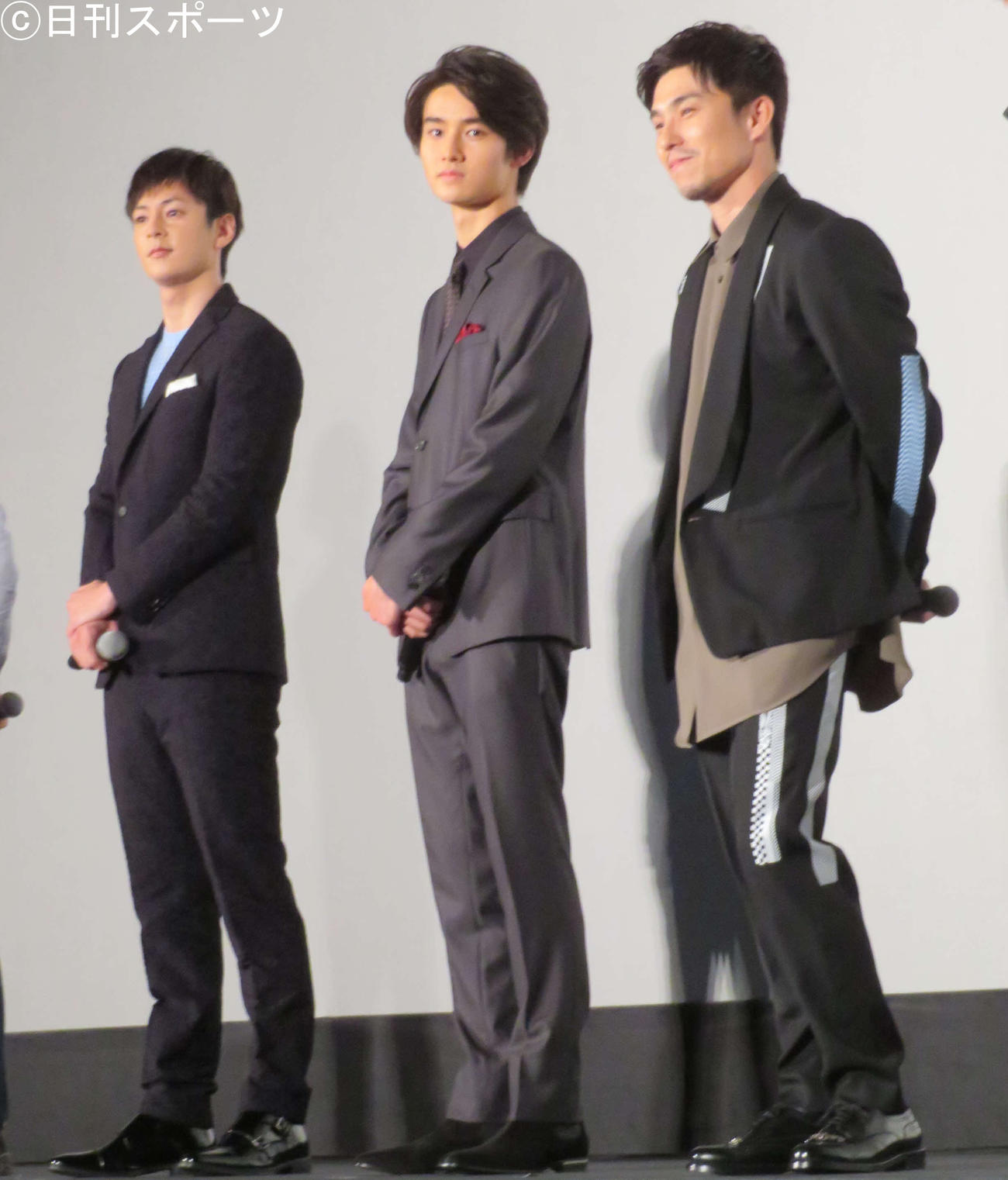 「仮面ライダー　ビヨンド・ジェネレーションズ」初日舞台あいさつに登壇した、左から山口貴也、藤岡真威人、中尾明慶（撮影・村上幸将）