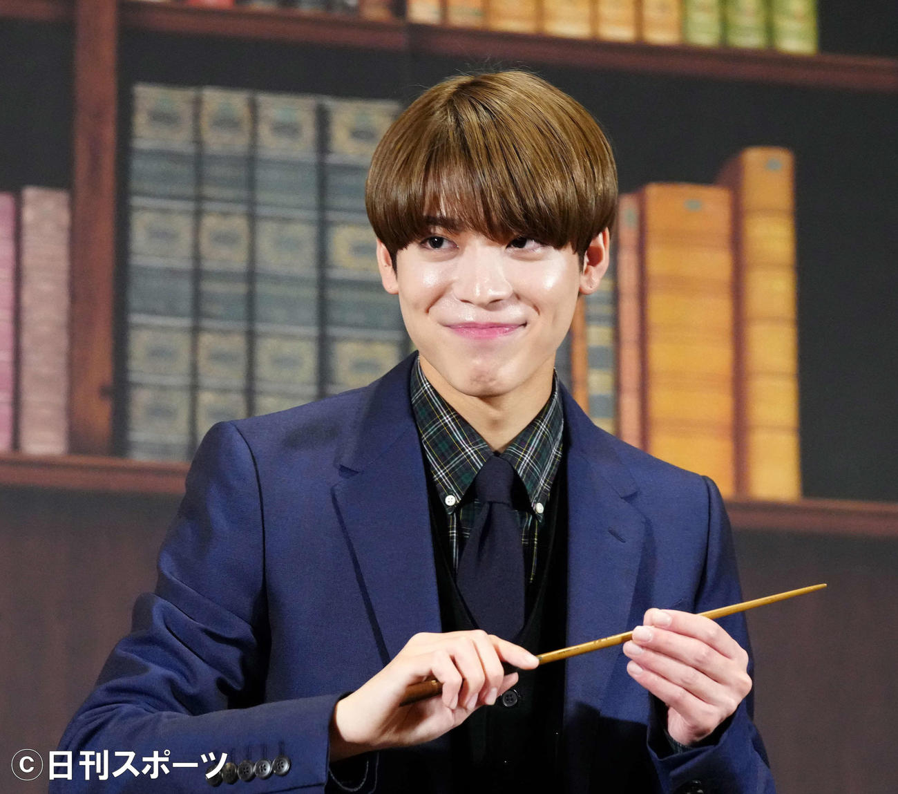 「ハリー・ポッターと魔法の歴史」展オープニングイベントで私物のつえを披露するSexy Zone松島聡（撮影・江口和貴）