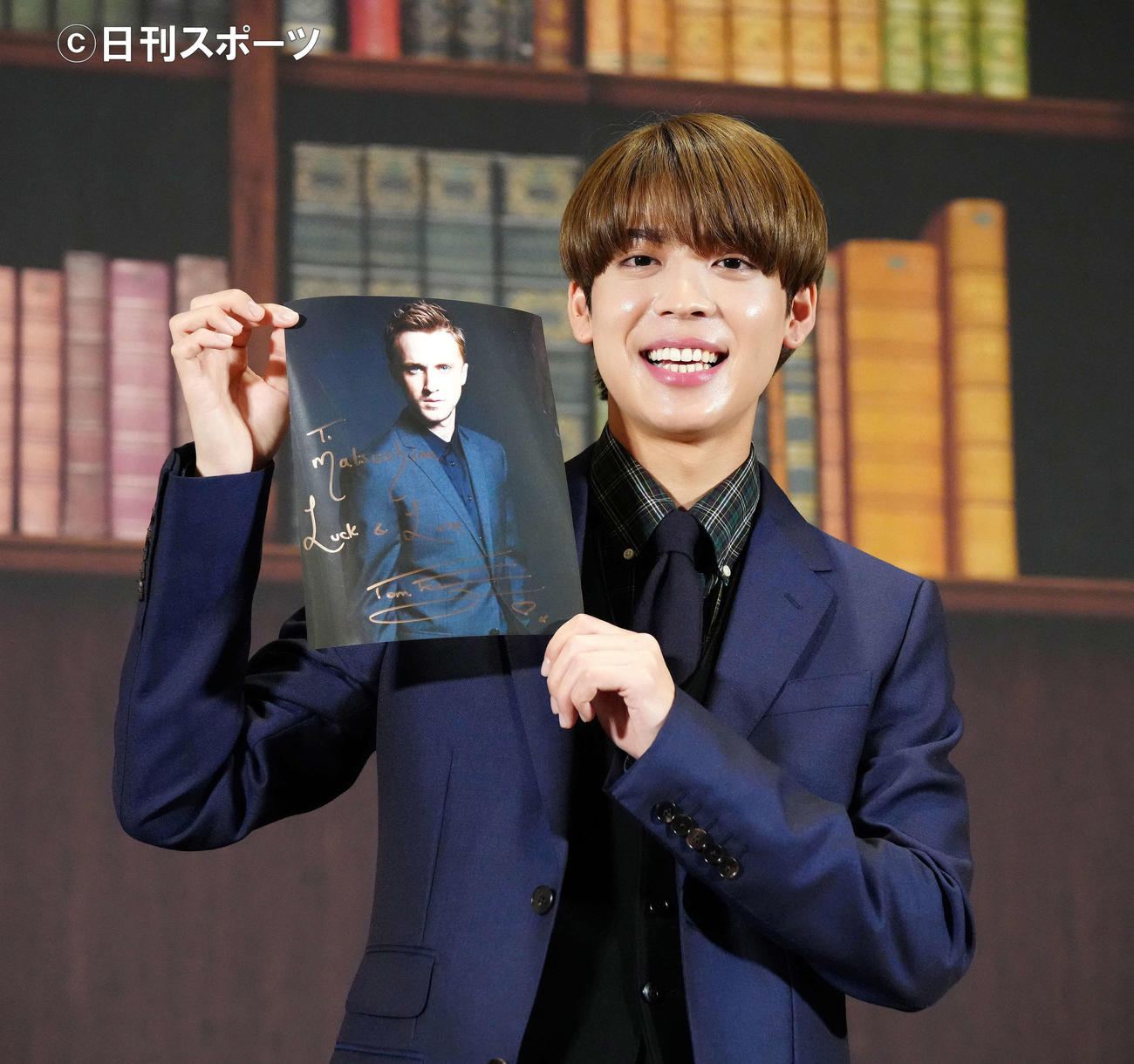 「ハリー・ポッターと魔法の歴史」展オープニングイベントで私物を披露するSexy Zone松島聡（撮影・江口和貴）