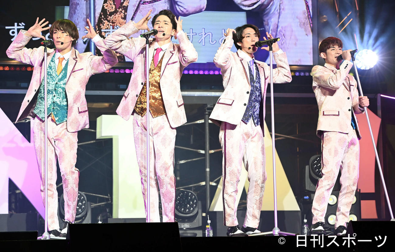 新曲「わがまま」を披露する、ふぉ～ゆ～。左から越岡裕貴、福田悠太、辰巳雄大、松崎祐介（撮影・たえ見朱実）