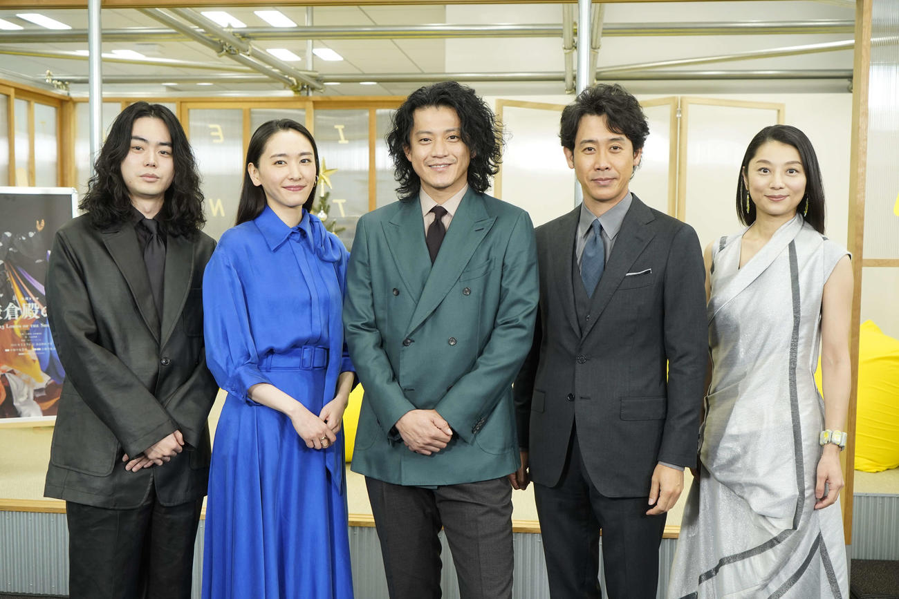 NHK大河ドラマ「鎌倉殿の13人」のオンライン出演者会見に出席した、左から菅田将暉、新垣結衣、小栗旬、大泉洋、小池栄子（C）NHK