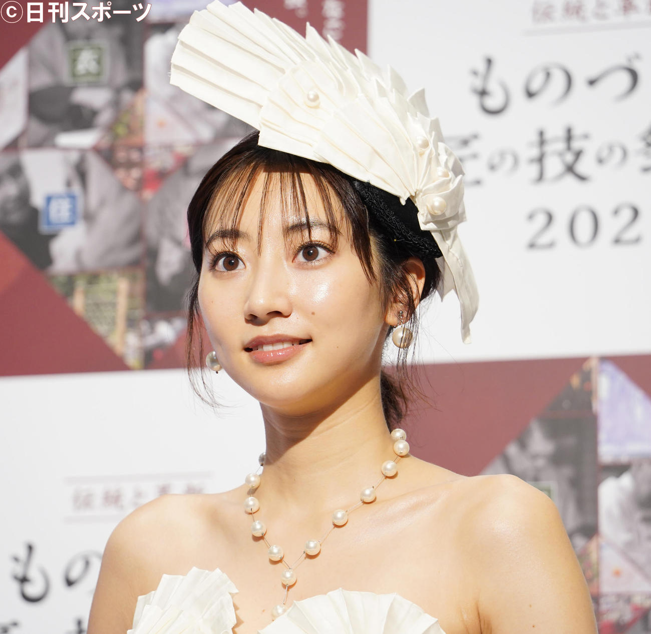 「ものづくり・匠（たくみ）の技の祭典2021」で、ウエディングドレス姿を披露した武田玲奈は、囲み取材に応じる（撮影・佐藤勝亮）