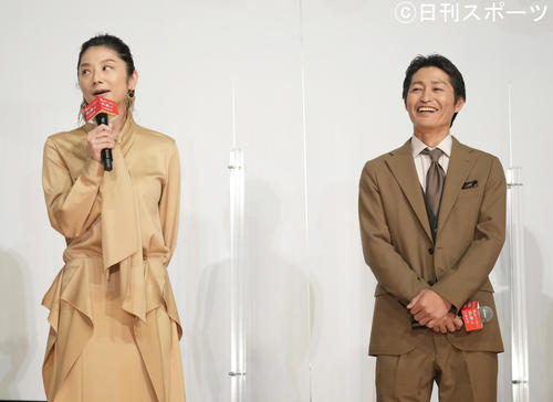 映画「私はいったい、何と闘っているのか」公開記念舞台あいさつに臨む小池栄子（左）と安田顕（撮影・小沢裕）