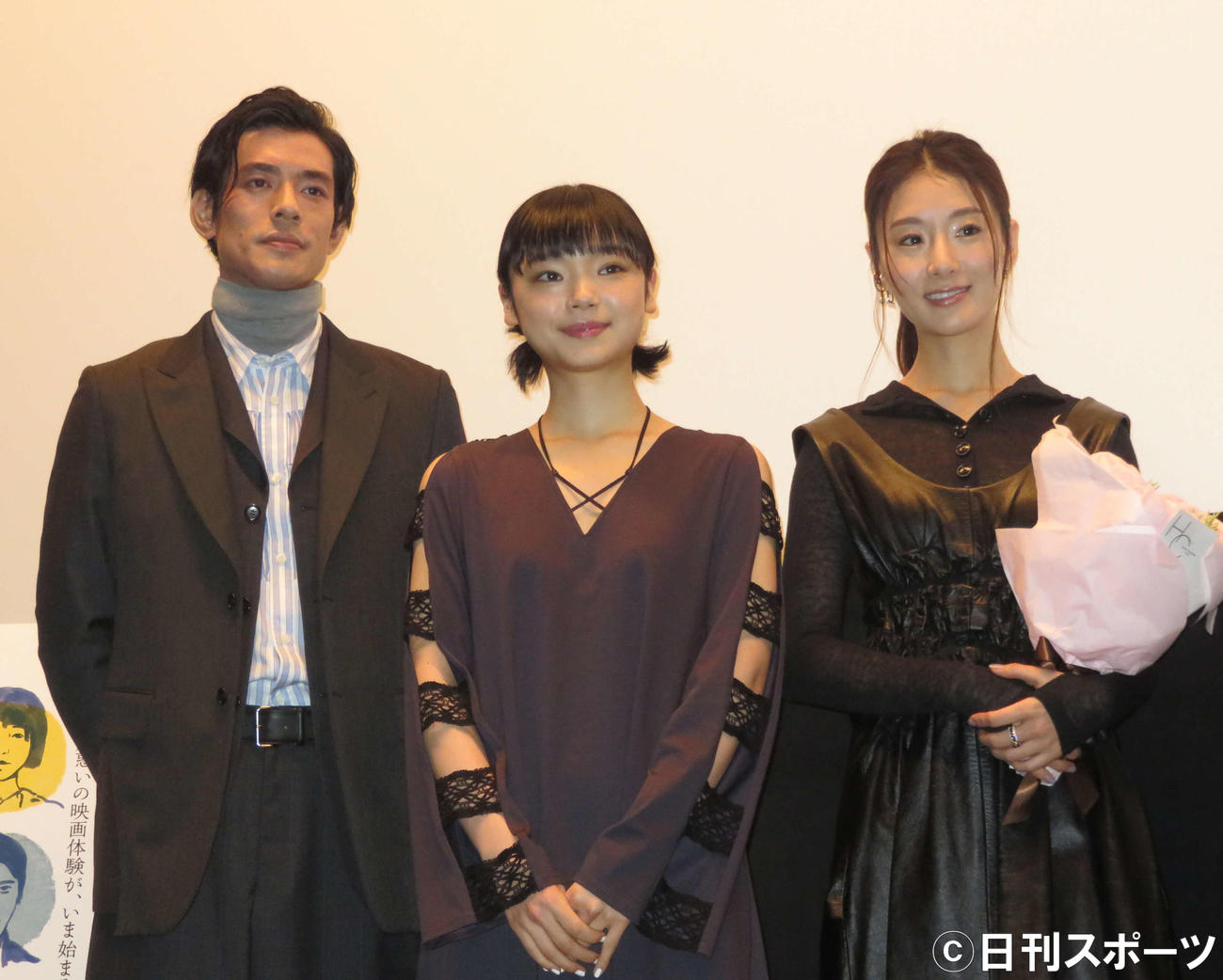 映画「偶然と想像」の公開記念舞台あいさつに出席した、左から中島歩、古川琴音、玄理（撮影・小林千穂）