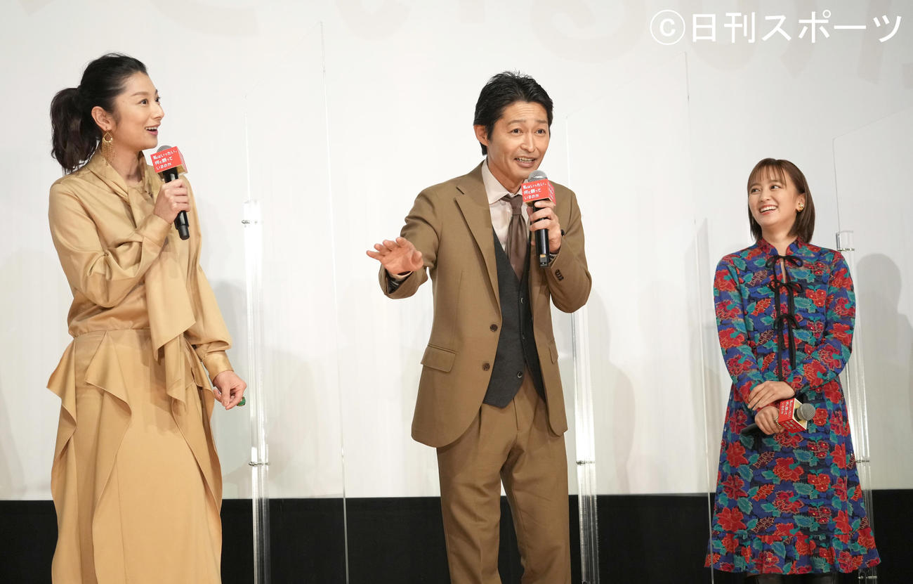 映画「私はいったい、何と闘っているのか」公開記念舞台あいさつに臨む、左から小池栄子、安田顕、岡田結実（撮影・小沢裕）
