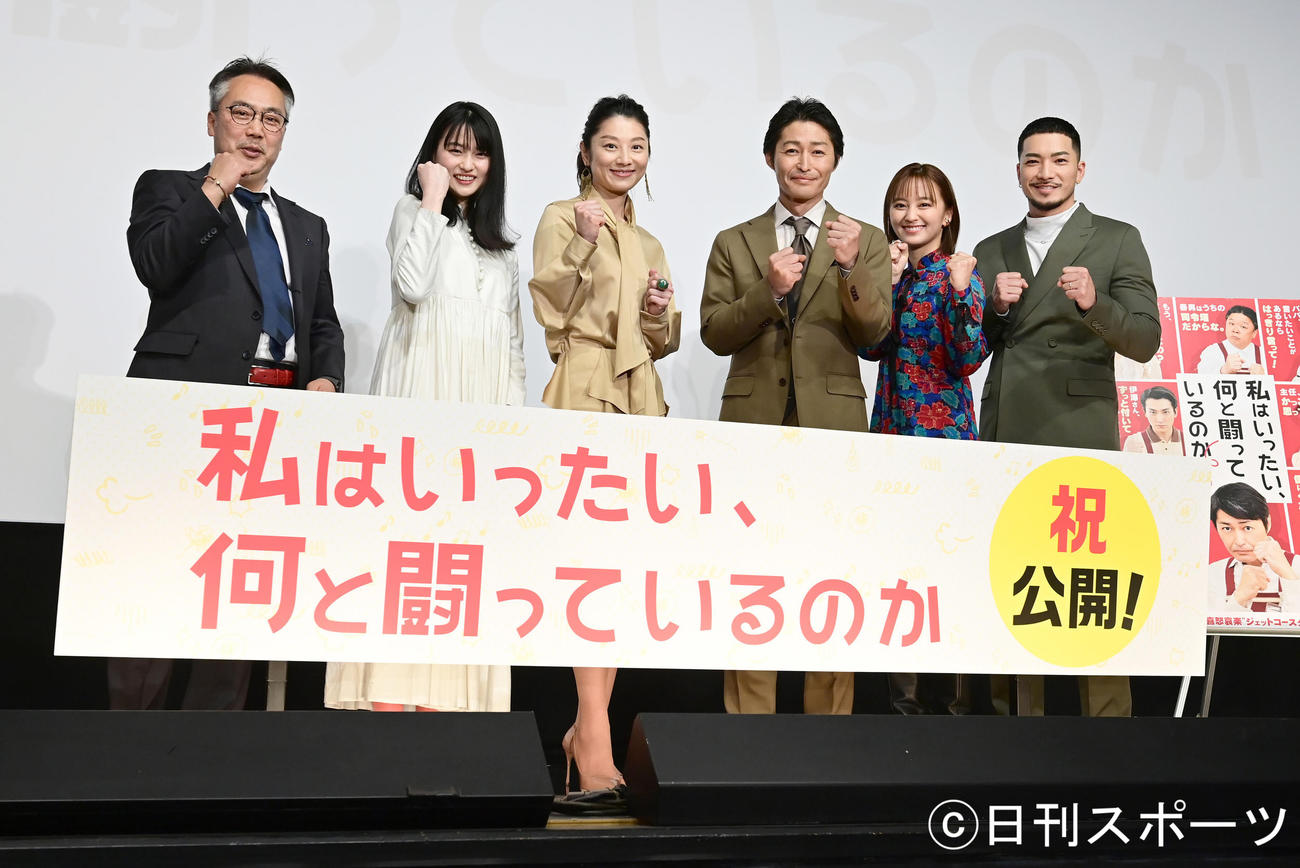 映画「私はいったい、何と闘っているのか」公開記念舞台あいさつの記念撮影でファイティングポーズを披露する、左から李闘士男監督、菊池日菜子、小池栄子、安田顕、岡田結実、SWAY（撮影・小沢裕）
