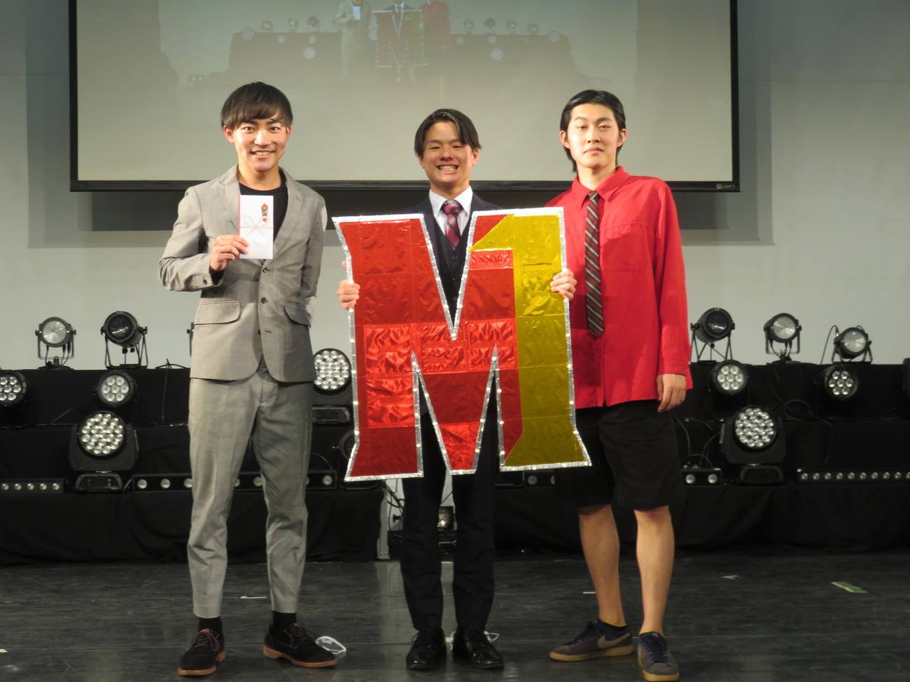 「大学生M－1グランプリ　2021」で優勝したお笑いトリオ炎天下の、左から後藤泰河、篠原雄、前田天道