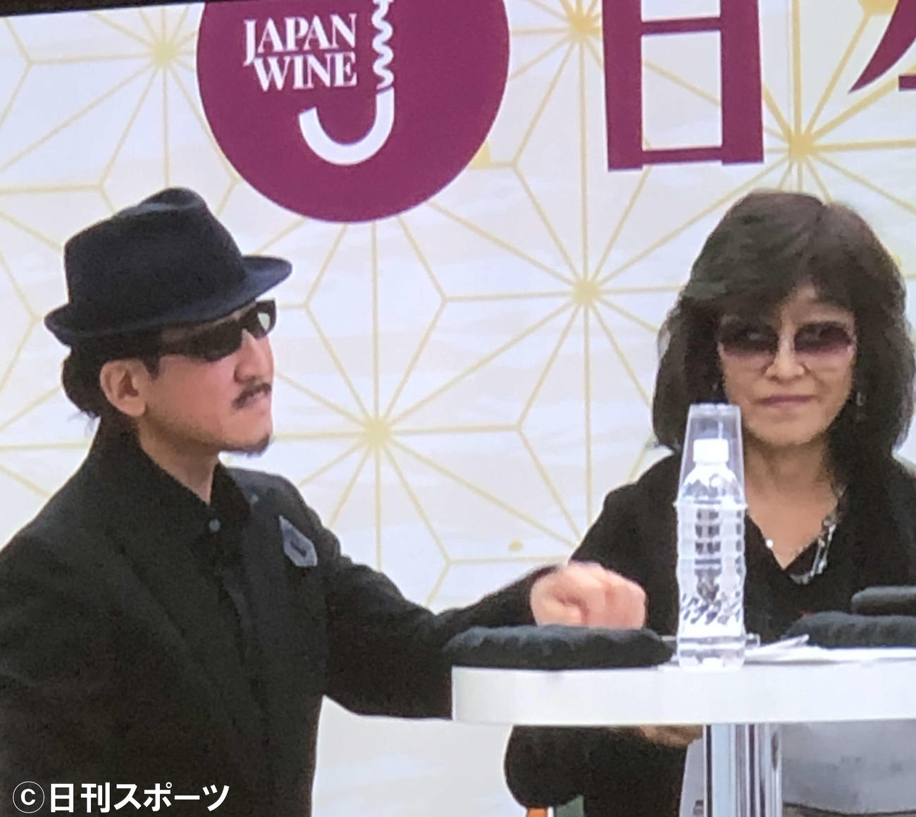 日本ワイン祭りのトークショーに出席した「亜樹直」の樹林伸氏（左）と樹林ゆう子氏