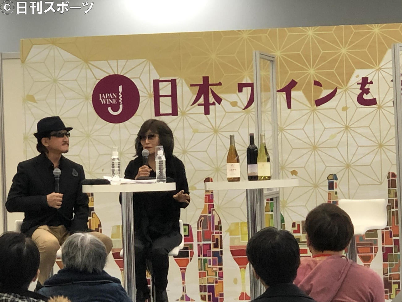 日本ワイン祭りのトークショーに出席した「亜樹直」の樹林伸氏（左）と樹林ゆう子氏