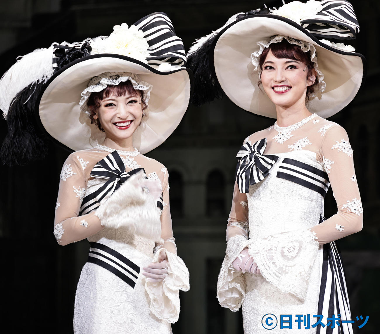 11月13日、主演舞台「マイ・フェア・レディ」の会見にダブルキャストの朝夏まなと（右）と出席する神田沙也加さん