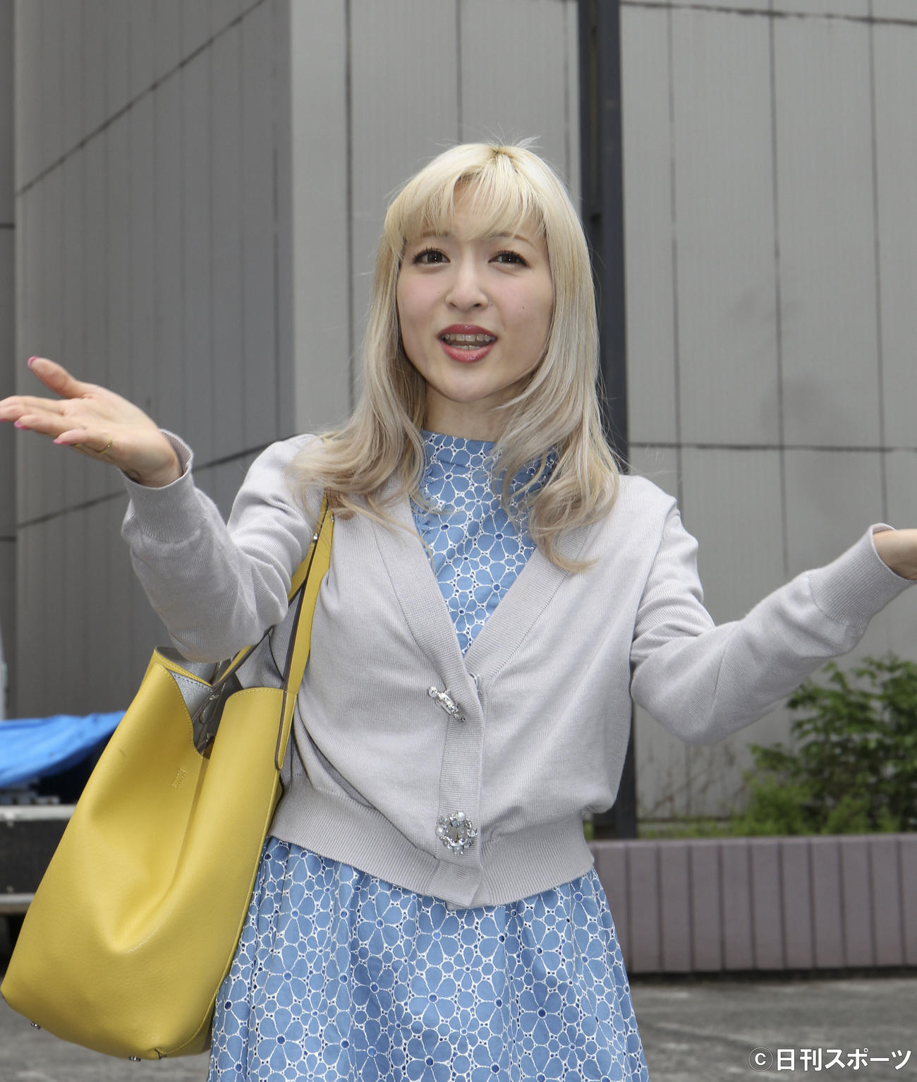 囲み取材に答える神田沙也加さん（2017年4月撮影）