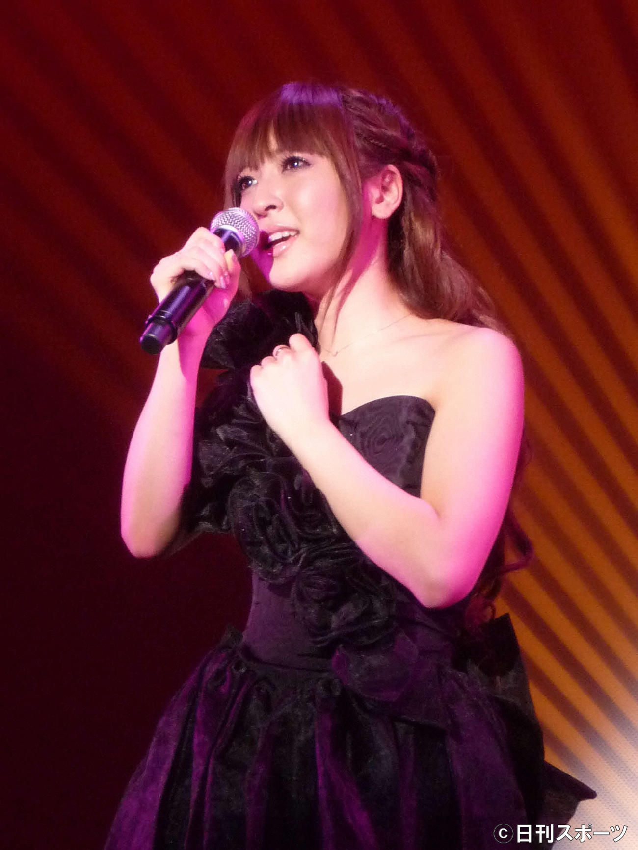 映画「アメイジング　グレイス」の舞台あいさつで「アメイジング・グレイス」を歌う神田沙也加さん（2011年1月撮影）