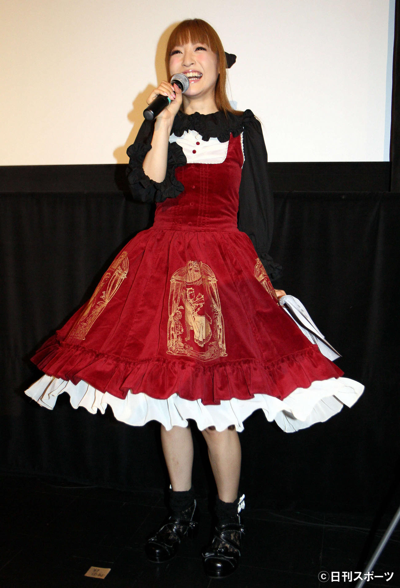 映画「アメイジング　グレイス」の初日舞台あいさつでスカートを広げ笑顔をふりまく神田沙也加さん（2011年8月撮影）