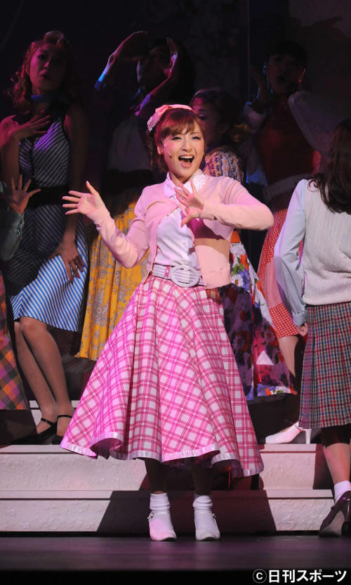 ミュージカル「グリース」の公開けいこで軽快なステップで歌い踊るサンディ役の神田沙也加さん（2008年10月撮影）