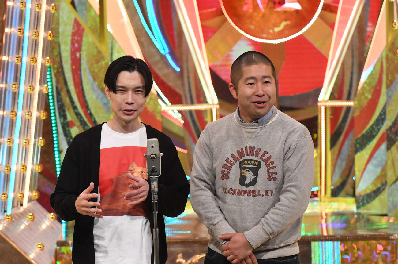 「M－1グランプリ2021」決勝でネタを披露するハライチ。岩井勇気（左）と澤部佑（Ｃ）M－1グランプリ事務局