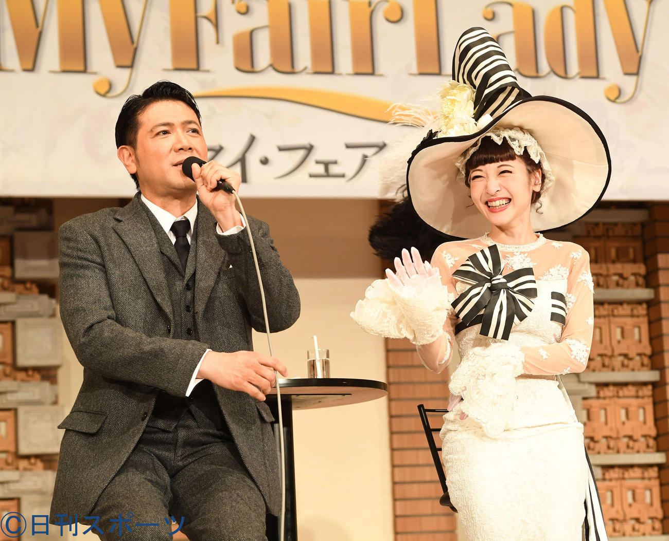 18年5月、ミュージカルミュージカル「マイ・フェア・レディ」会見の質疑応答で笑顔を見せる別所哲也（左）と神田沙也加さん