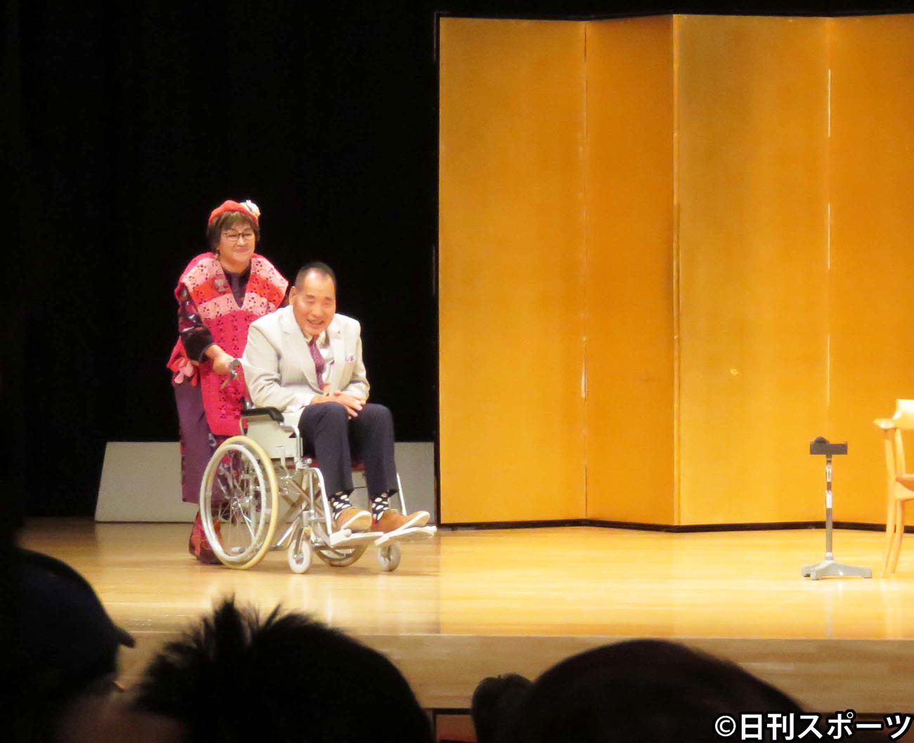 夫の宮川大助を車いすにのせ、押して歩いて登場した宮川花子（撮影・村上久美子）