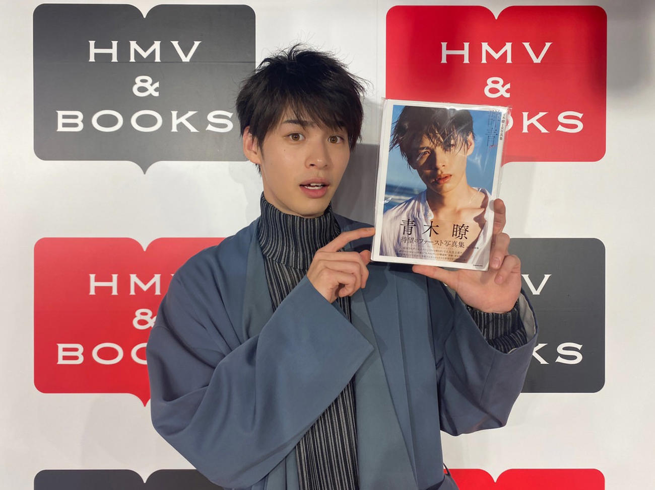 初の写真集「群青」発売記念イベントを行った青木瞭