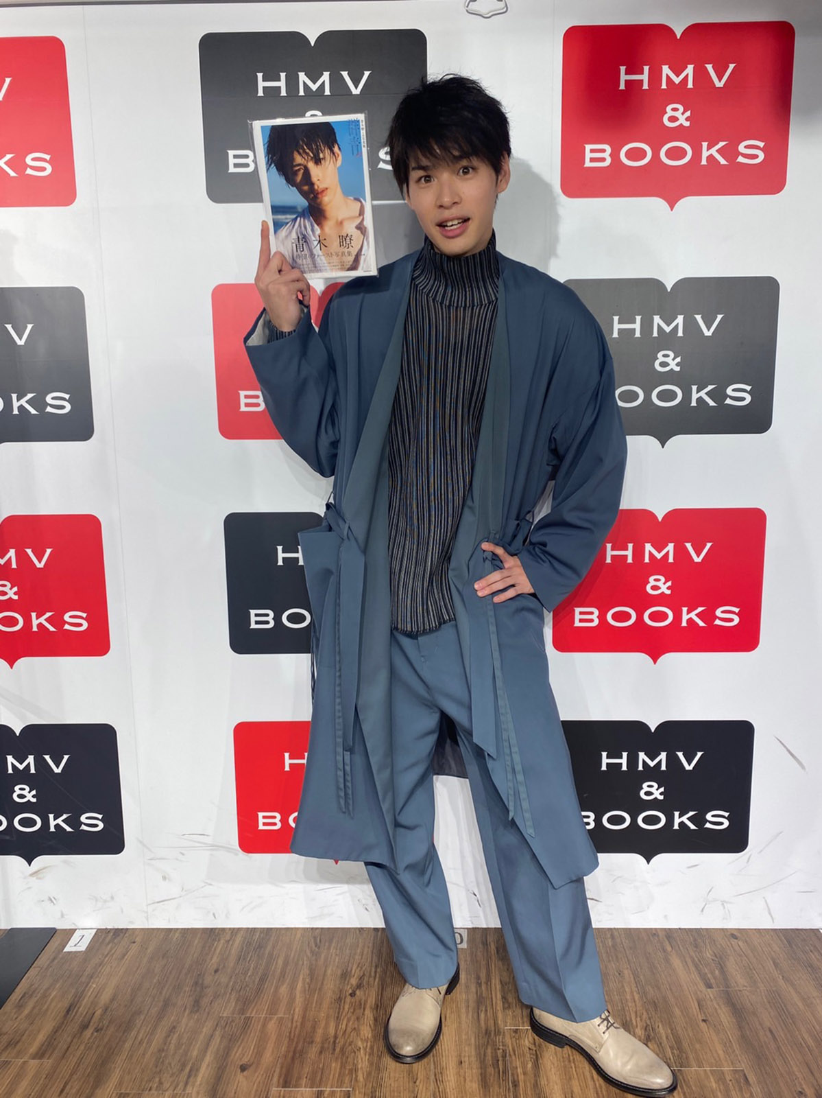 初の写真集「群青」発売記念イベントを行った青木瞭