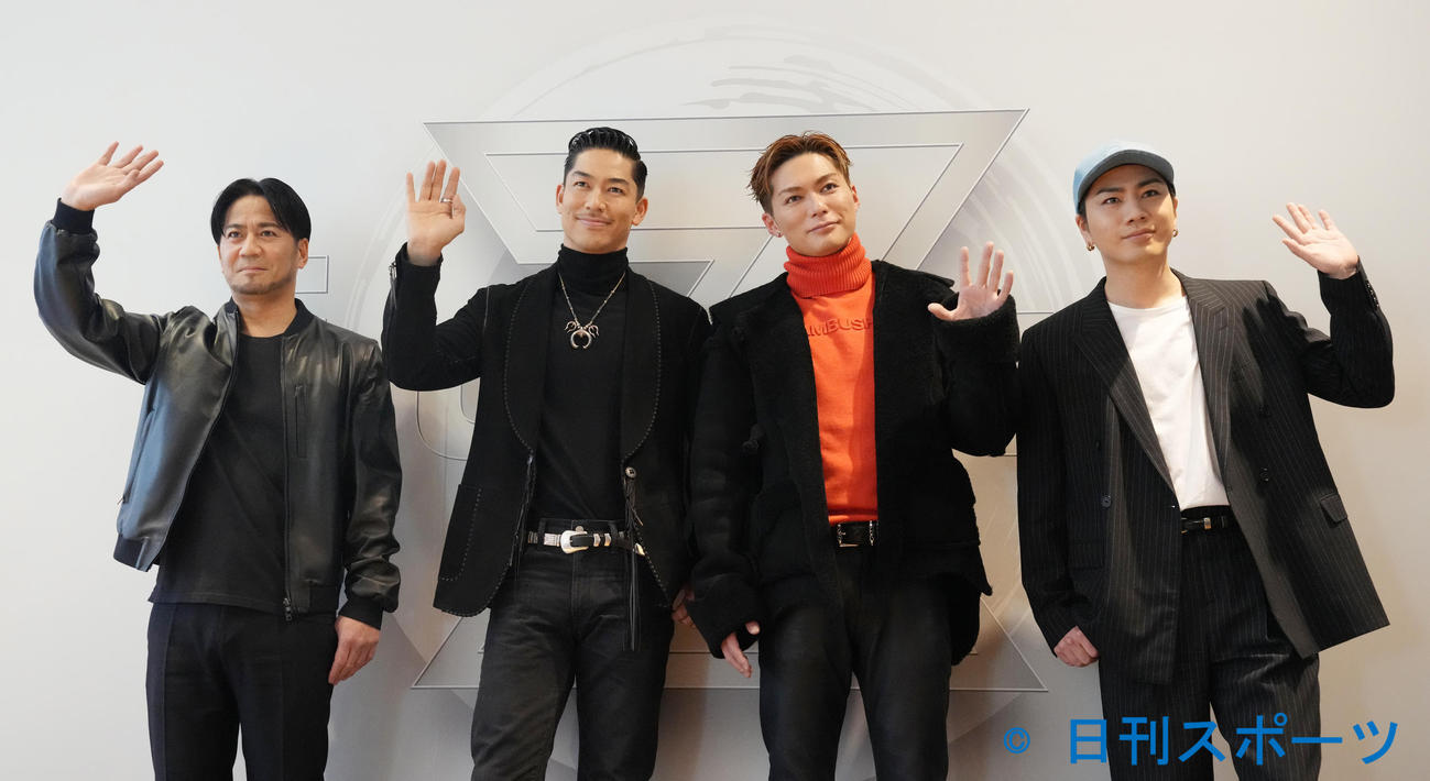 「iCON Z　～Dreams For Children」の囲み取材で手を振る、左からEXILE HIRO、EXILE AKIRA、EXILE SHOKICHI、登坂広臣（撮影・鈴木みどり）