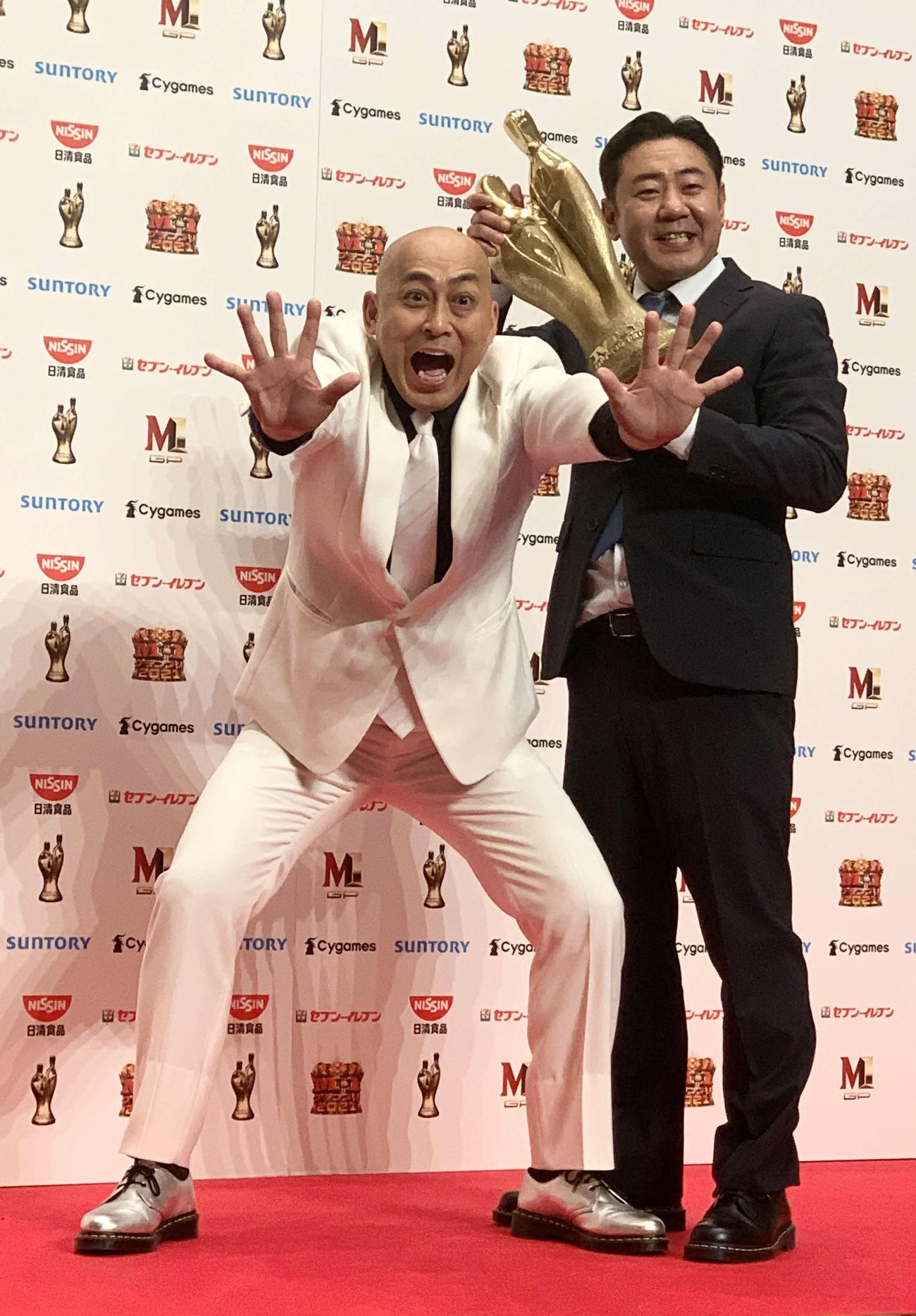 漫才日本一決定戦「M－1グランプリ2021」で優勝したお笑いコンビ錦鯉の長谷川雅紀（左）と渡辺隆（撮影・松尾幸之介）