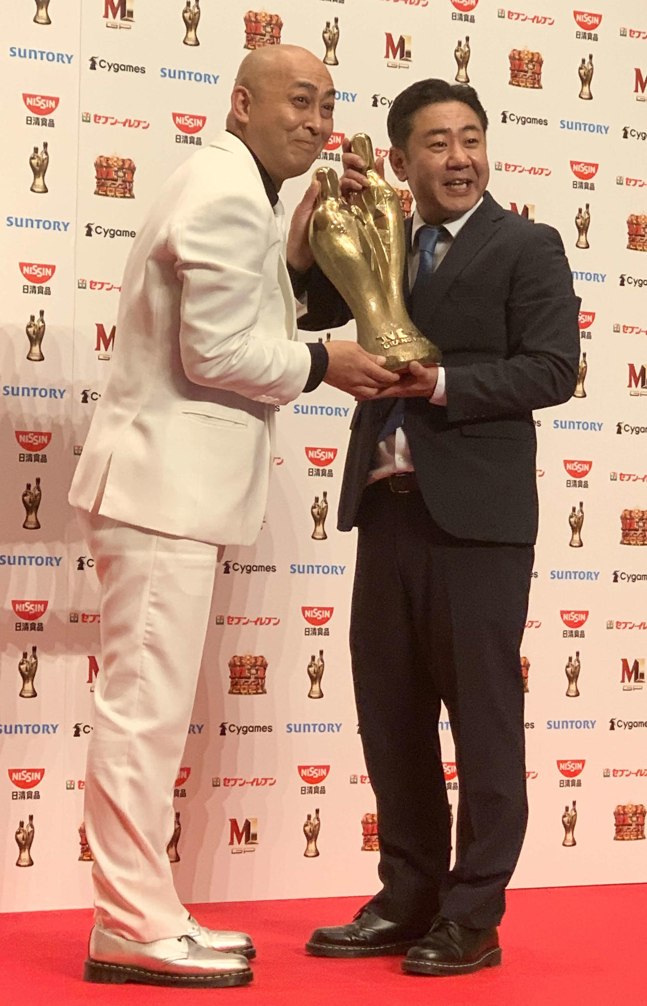 漫才日本一決定戦「M－1グランプリ2021」で優勝したお笑いコンビ錦鯉の長谷川雅紀（左）と渡辺隆（撮影・松尾幸之介）