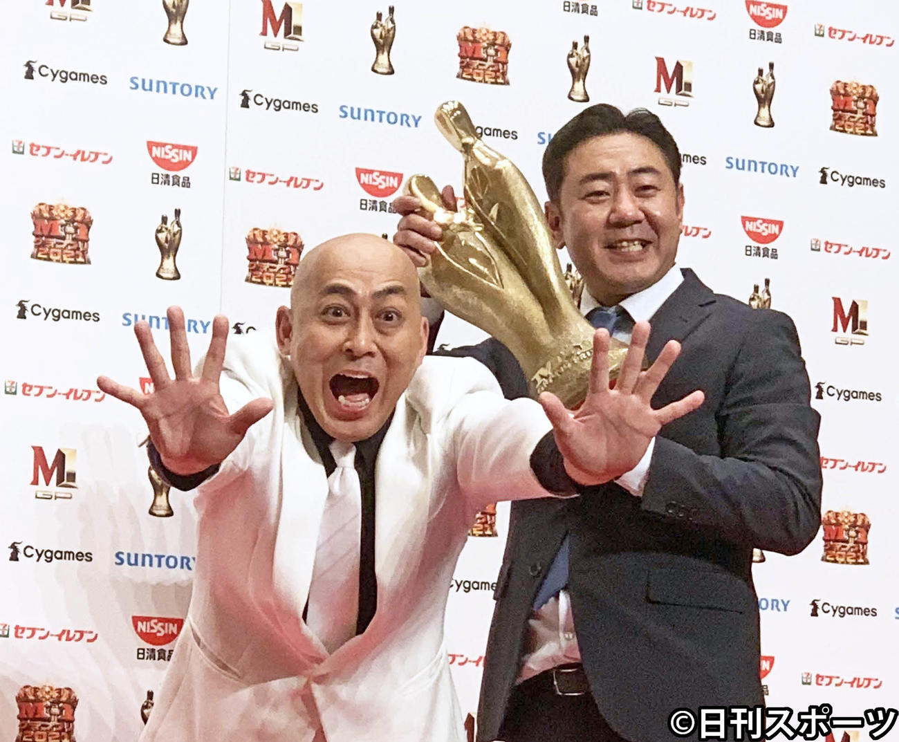 「M－1グランプリ2021」で優勝した錦鯉の長谷川雅紀（左）と渡辺隆（撮影・松尾幸之介）