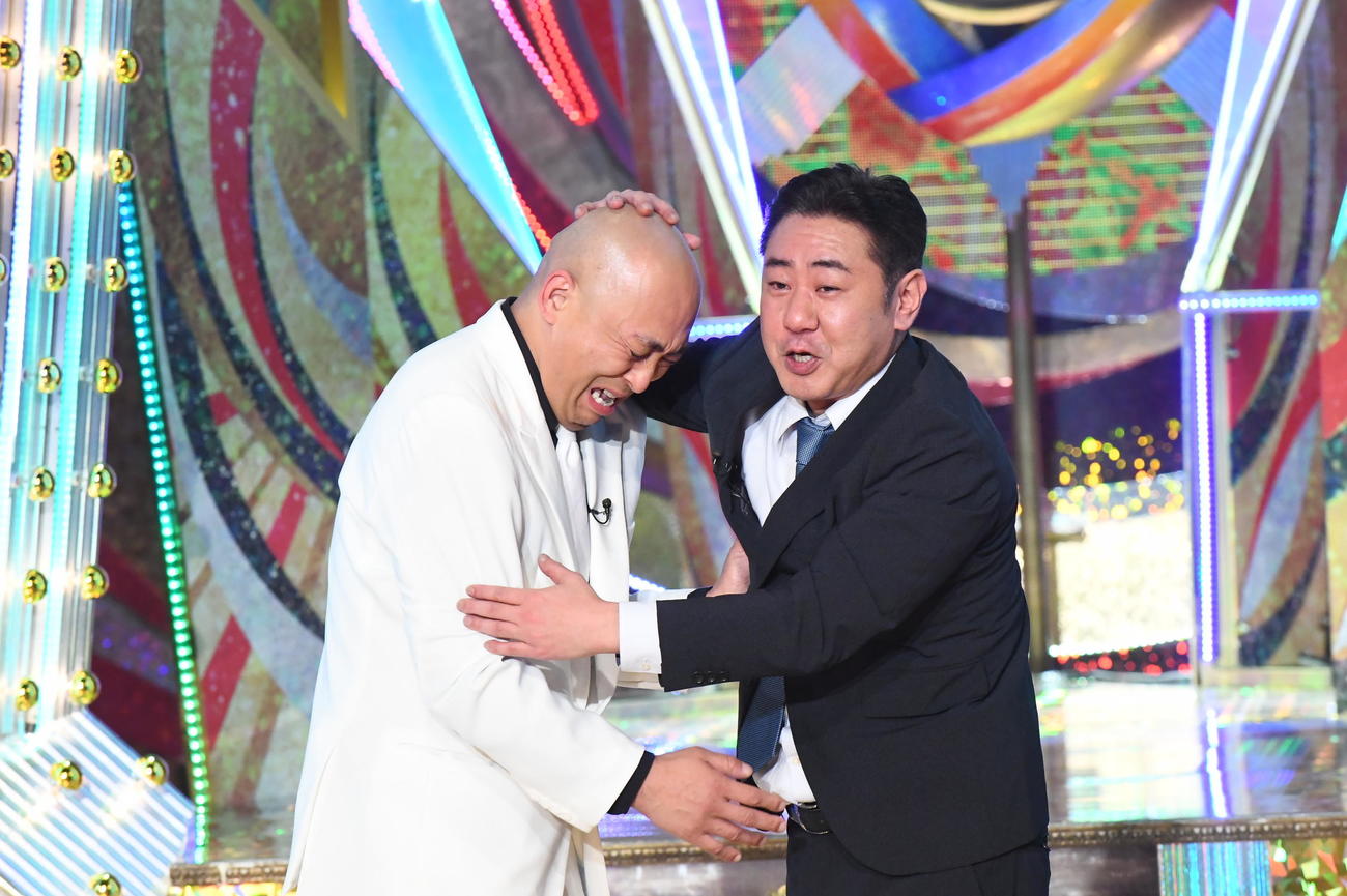 M－1優勝を果たし涙する錦鯉長谷川雅紀（左）と頭をなでる渡辺隆（C）M－1グランプリ事務局