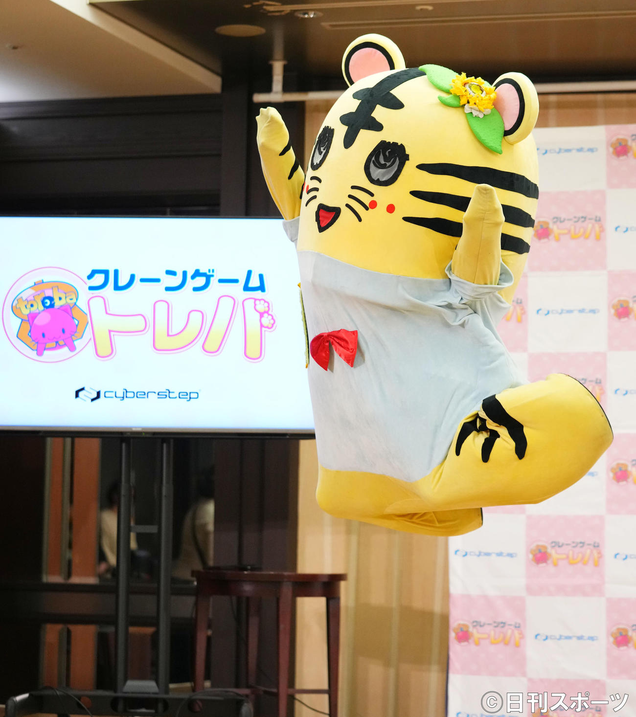 「トレバ」新CM発表会で大ジャンプをするふなっしー（撮影・横山健太）