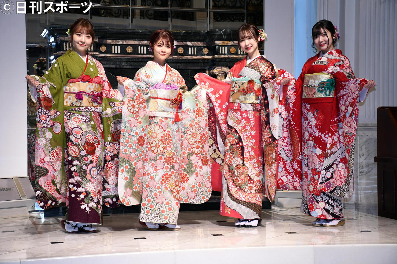 「NGT48成人式」で振り袖姿を披露する、左から日下部愛菜、清司麗菜、對馬優菜子、曽我部優芽（撮影・大友陽平）