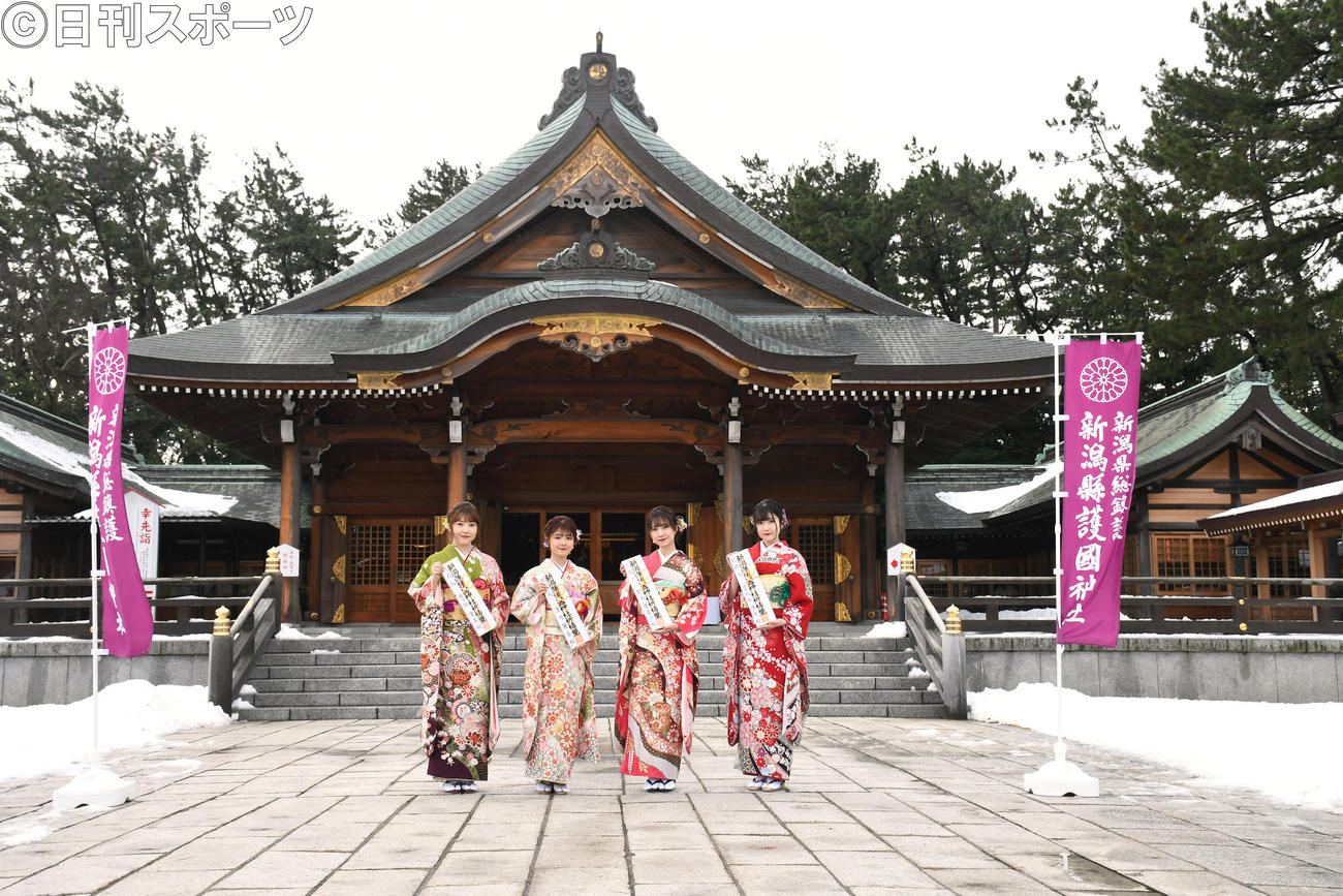 「NGT48成人式」を行い振り袖姿を披露した、左から日下部愛菜、清司麗菜、對馬優菜子、曽我部優芽（撮影・大友陽平）