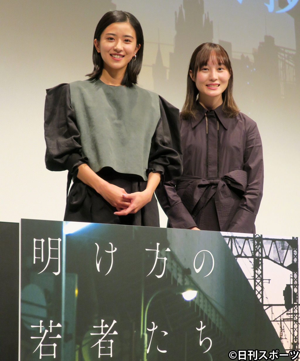 映画「明け方の若者たち」公開直前舞台あいさつで。左から、黒島結菜、松本花奈監督（撮影・梅田恵子）