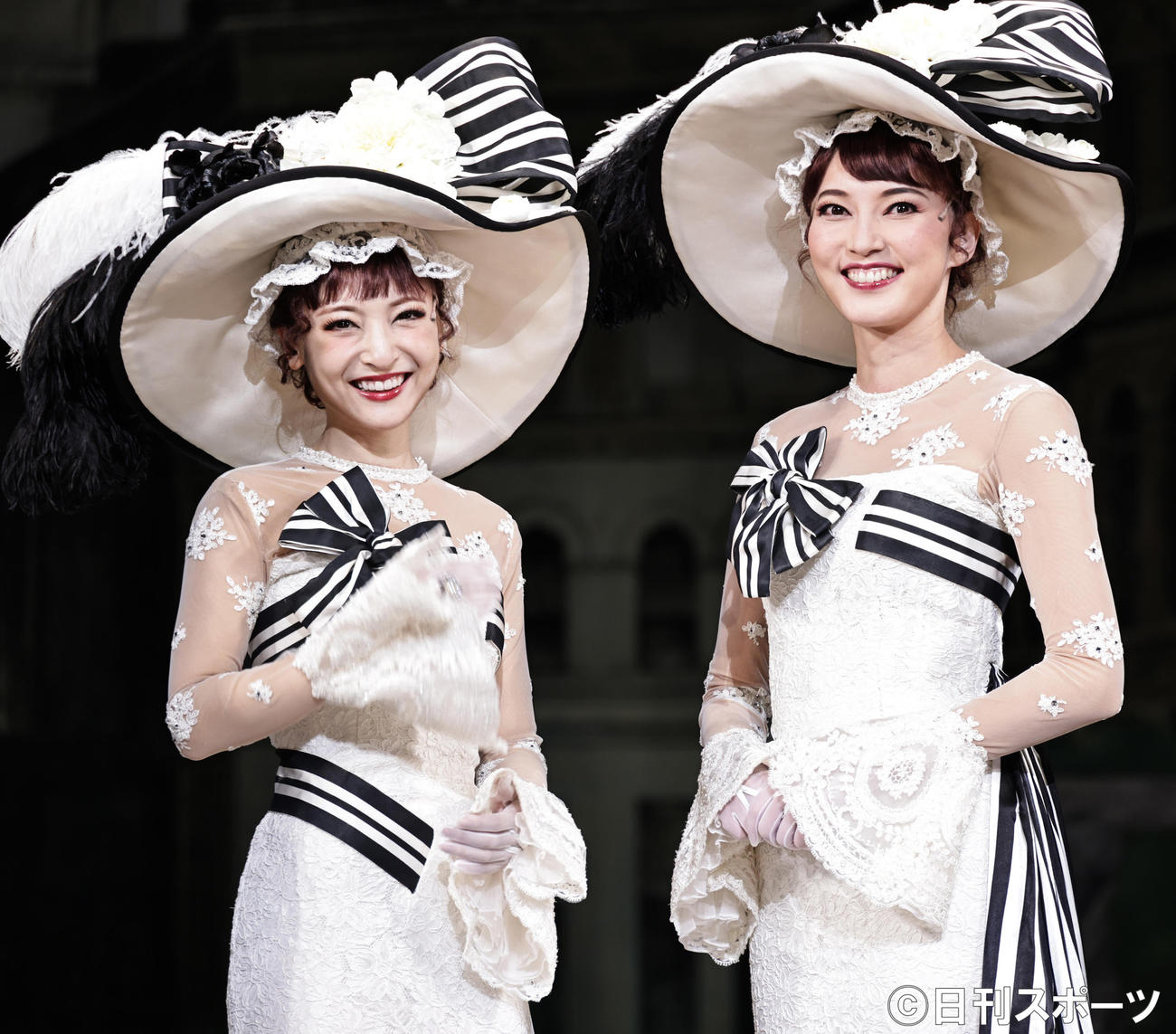 舞台「マイ・フェア・レディ」初日前会見を行った神田沙也加さん（左）と朝夏まなと（2021年11月撮影）