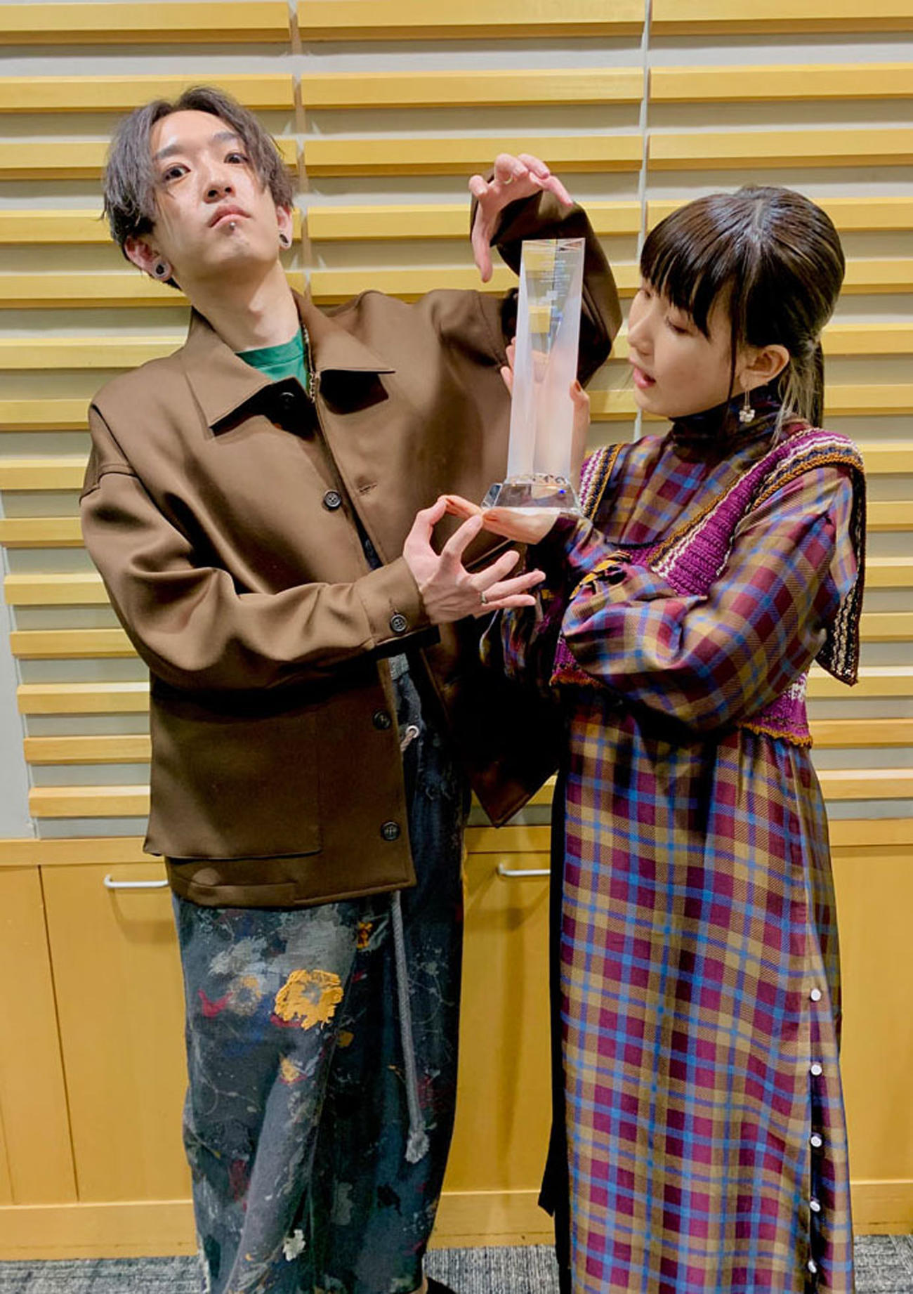 「デジタルアルバムランキング」で年間1位に輝いたYOASOBIのikura（右）とAyase