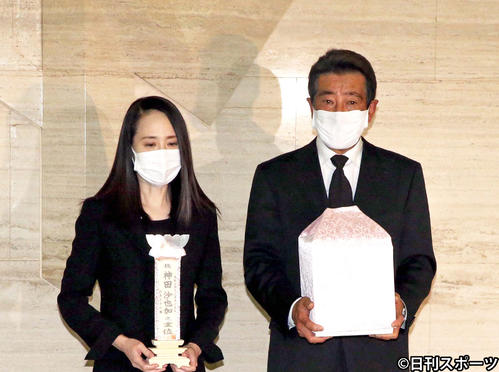 娘神田沙也加の密葬を終え会見する神田正輝（右）と松田聖子（撮影・黒川智章）