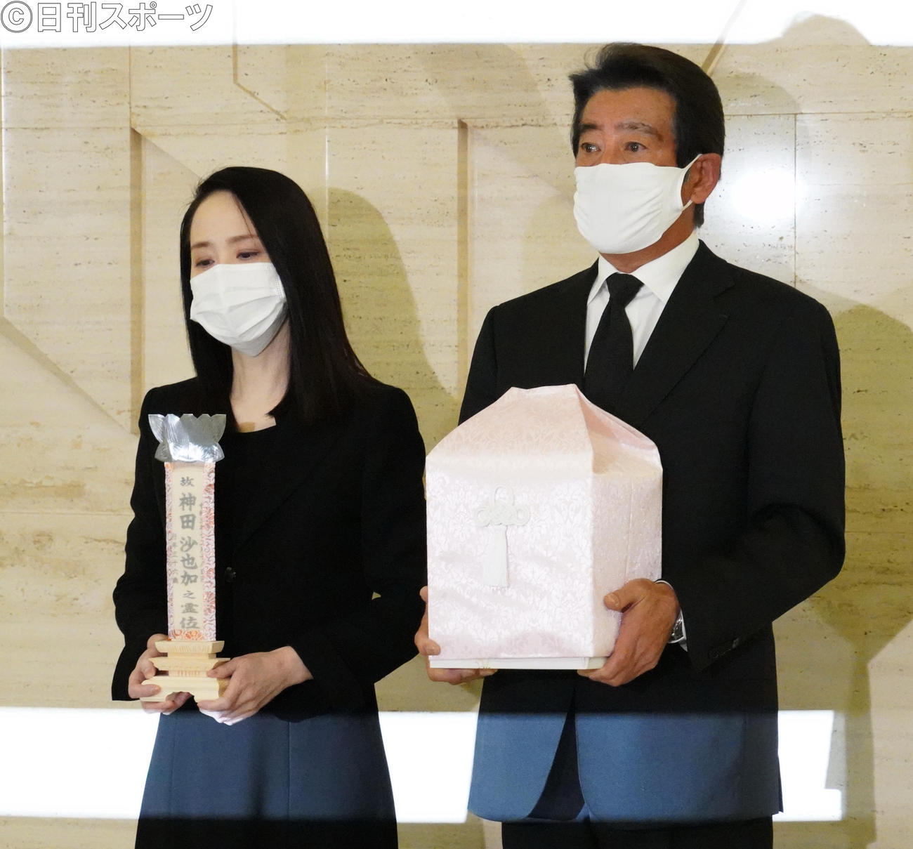 取材に応じる松田聖子と神田正輝（撮影・佐藤成）
