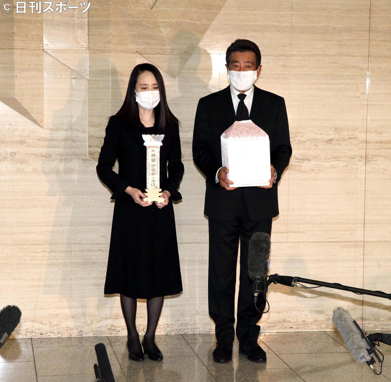 娘神田沙也加の密葬を終え会見する神田正輝（右）と松田聖子（撮影・黒川智章）