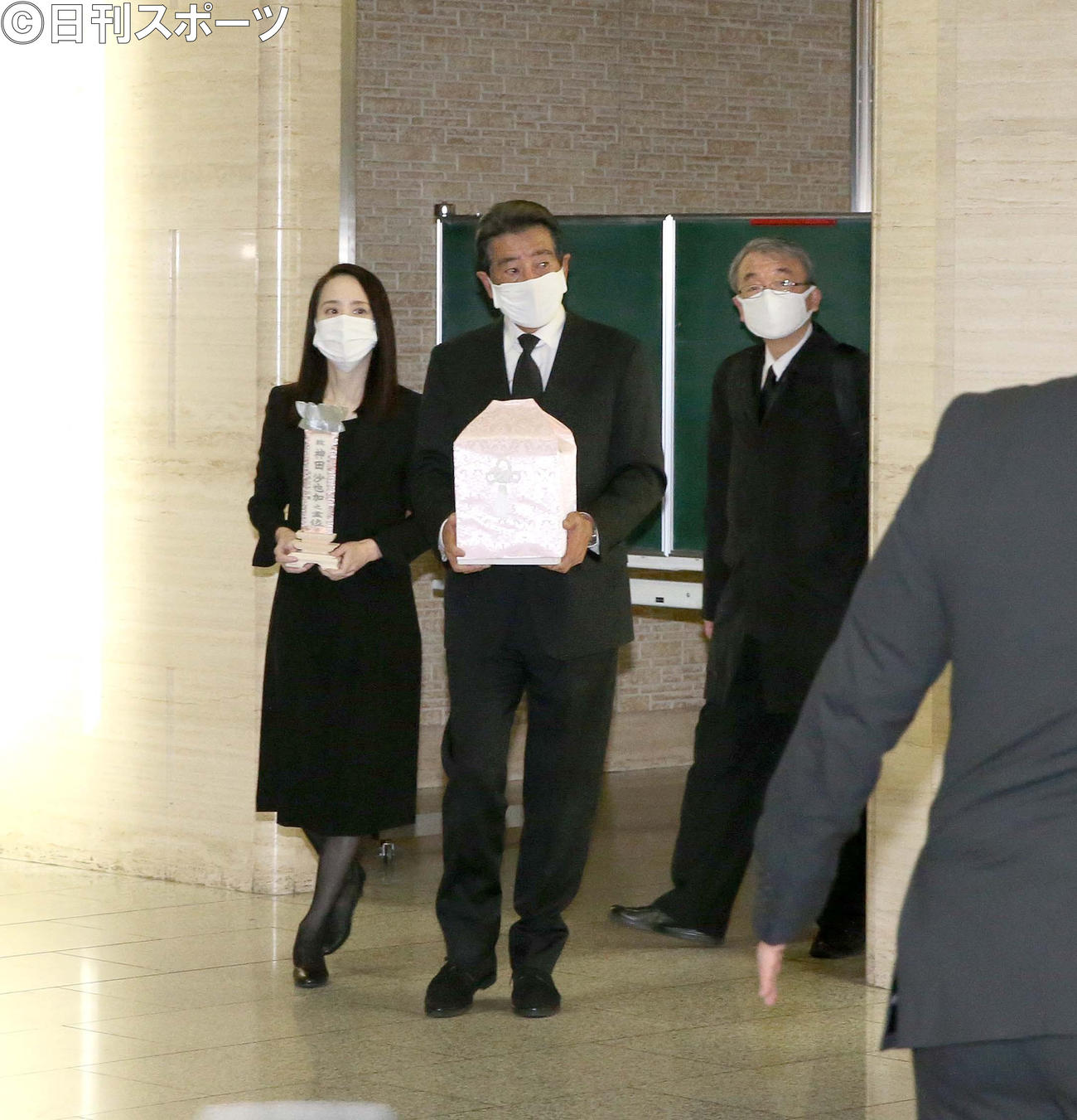 娘神田沙也加の密葬を終え遺骨を抱え会見に臨む神田正輝（右）と松田聖子（撮影・黒川智章）