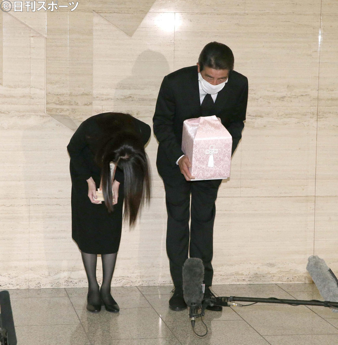 娘神田沙也加の密葬を終え会見で礼をする神田正輝（右）と松田聖子（撮影・黒川智章）