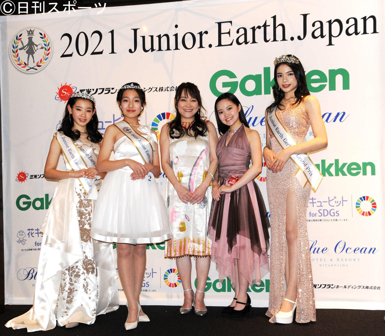 左からジュニアアースジャパン2021のラベンダー部門GPの蓬田杏花里さん、リリー部門GPの伊藤凛香さん、歌手の井上あずみ、ゆーゆ、ガーベラ部門GPのシューク真理沙さん（撮影・松尾幸之介）