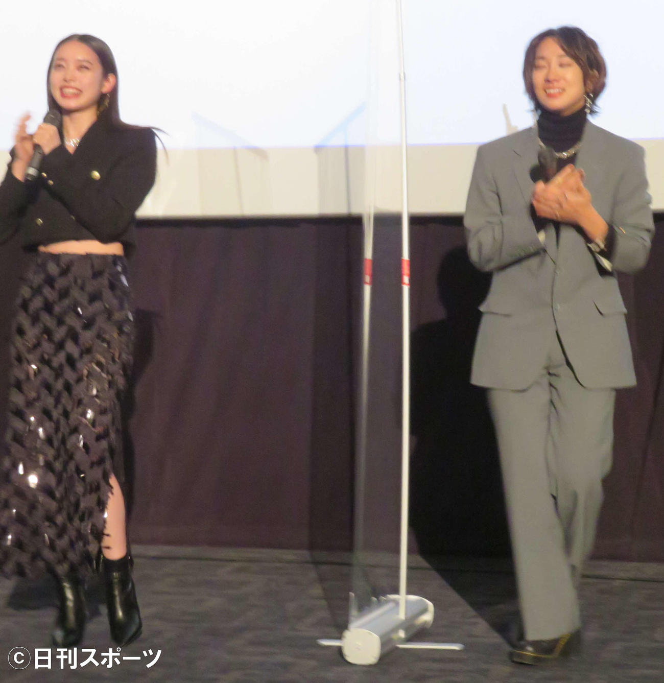 映画「ベイビーわるきゅーれ」続編製作決定を発表し、喜ぶ高石あかり（左）と伊澤彩織（撮影・村上幸将）
