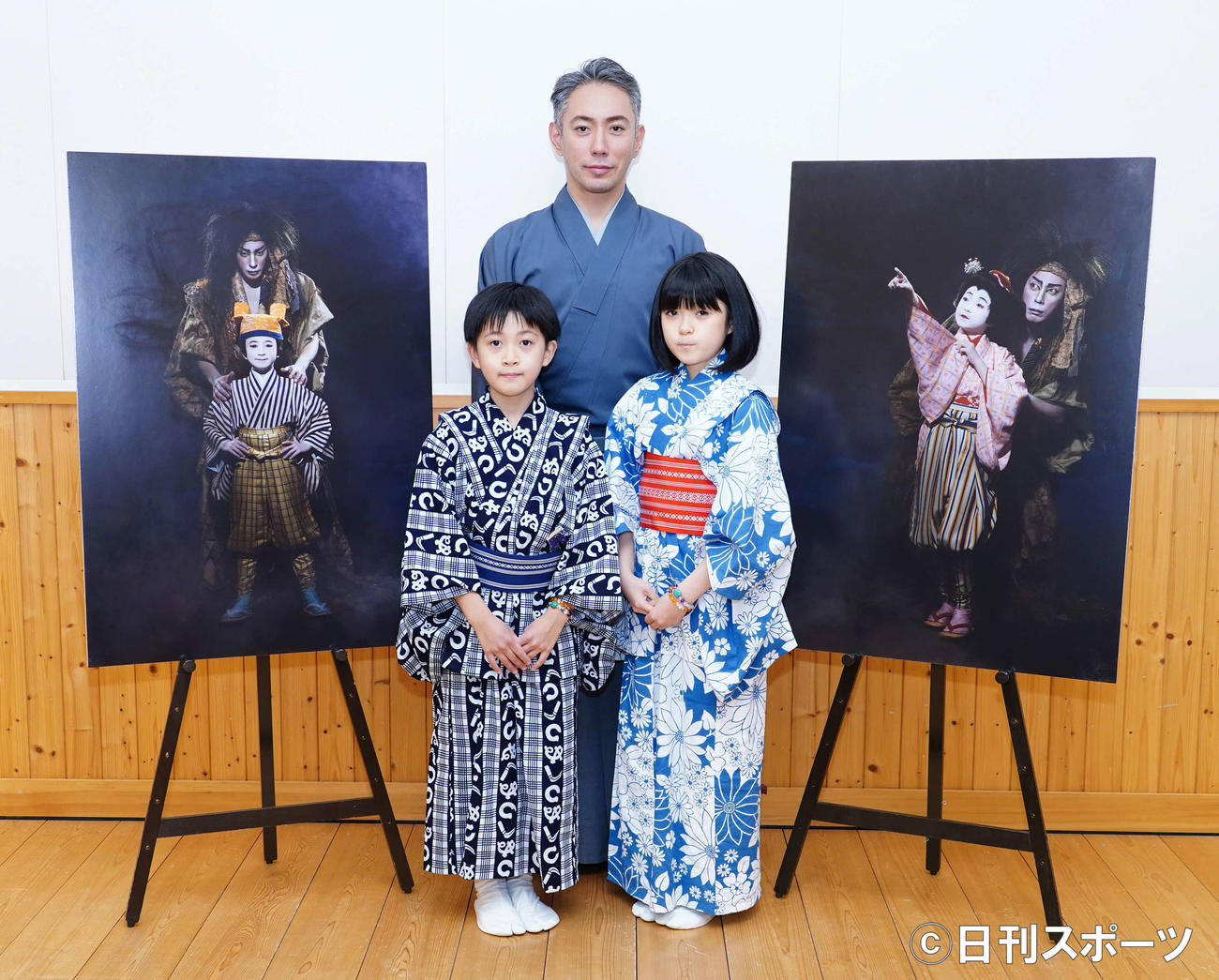 新作歌舞伎「プペル～天明の護美人間～」の稽古場囲み取材で市川ぼたん（右）、堀越勸玄（左）と記念写真に納まる市川海老蔵（撮影・菅敏）