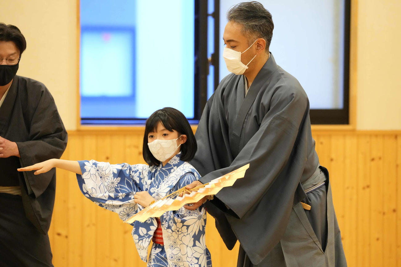 稽古を行う市川海老蔵（右）と市川ぼたん（C）松竹