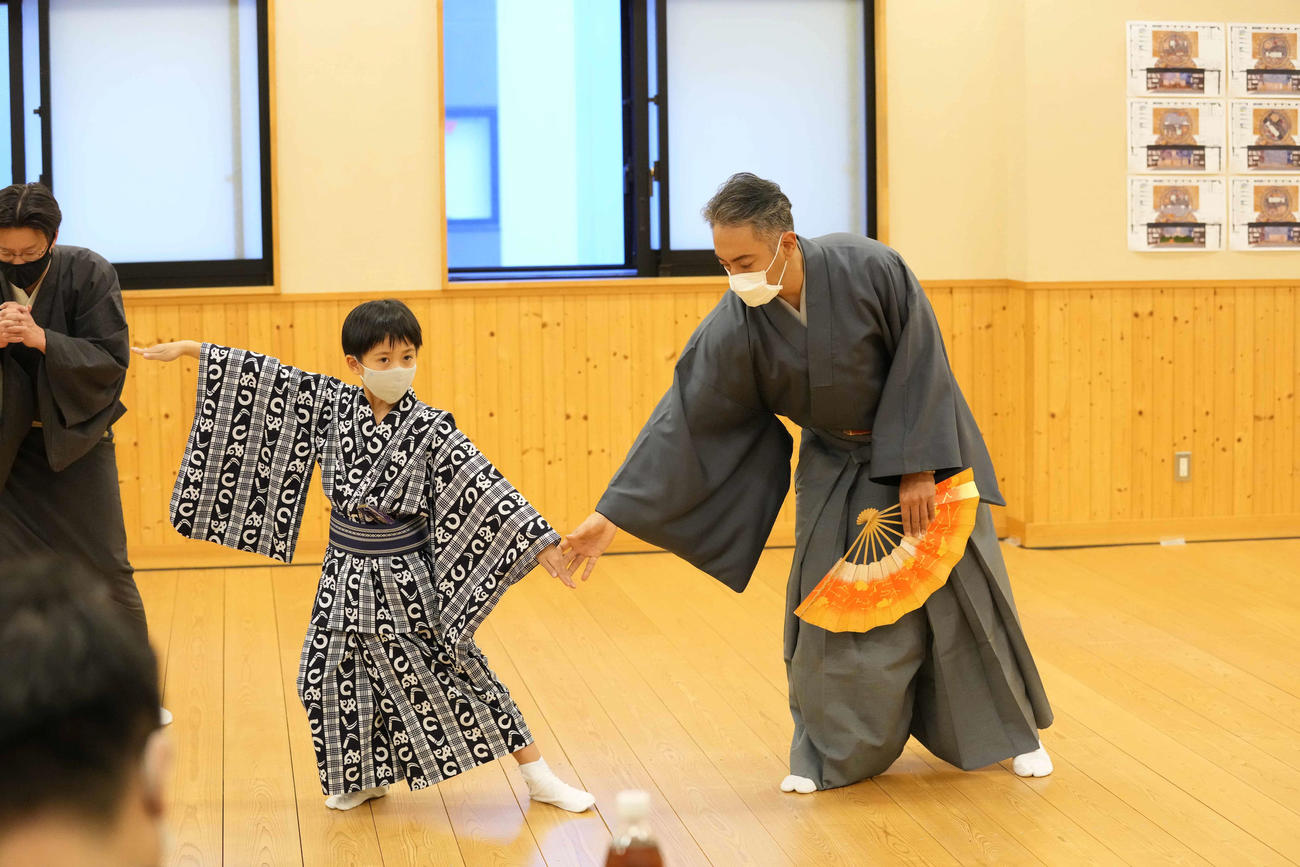 稽古を行う堀越勸玄君（左）と市川海老蔵（C）松竹