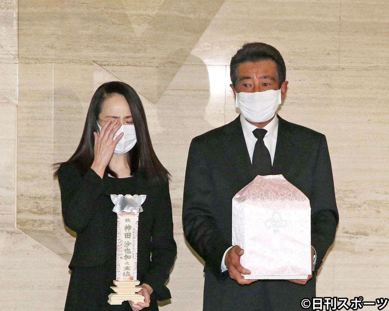 娘神田沙也加の密葬を終え、会見で目頭を押さえる松田聖子（左）と神田正輝（撮影・黒川智章）