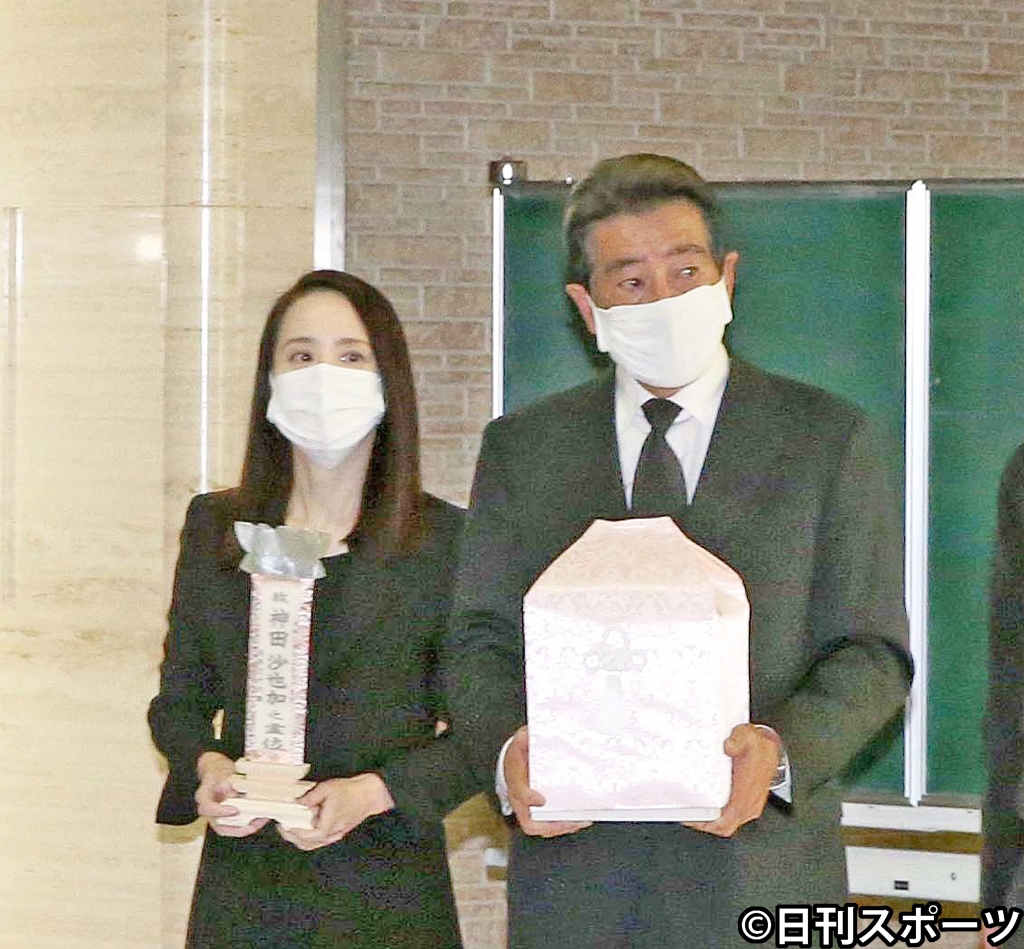 娘神田沙也加さんの密葬を終え遺骨を抱え会見に臨む神田正輝（右）と松田聖子（撮影・黒川智章）