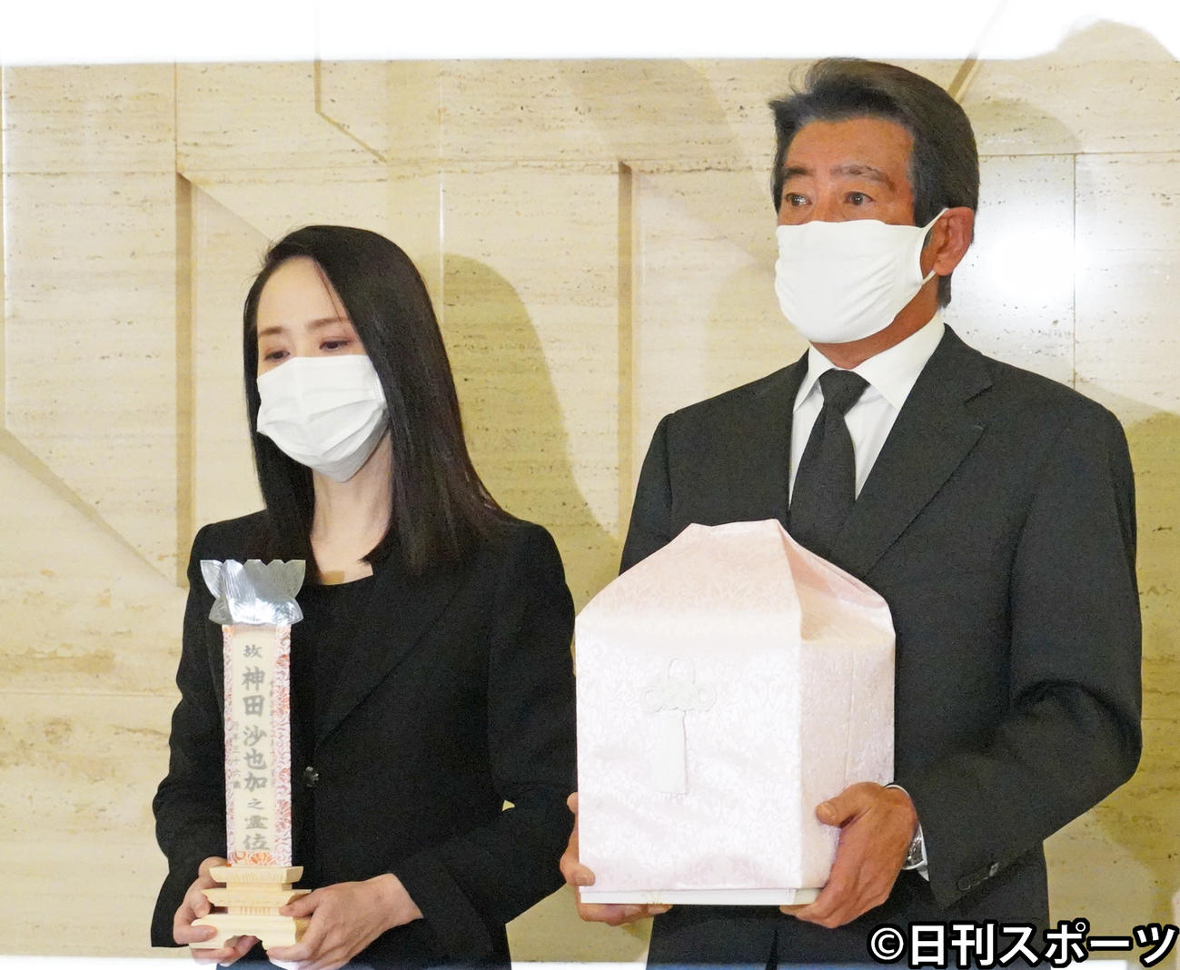 取材に応じる松田聖子と神田正輝（撮影・佐藤成）