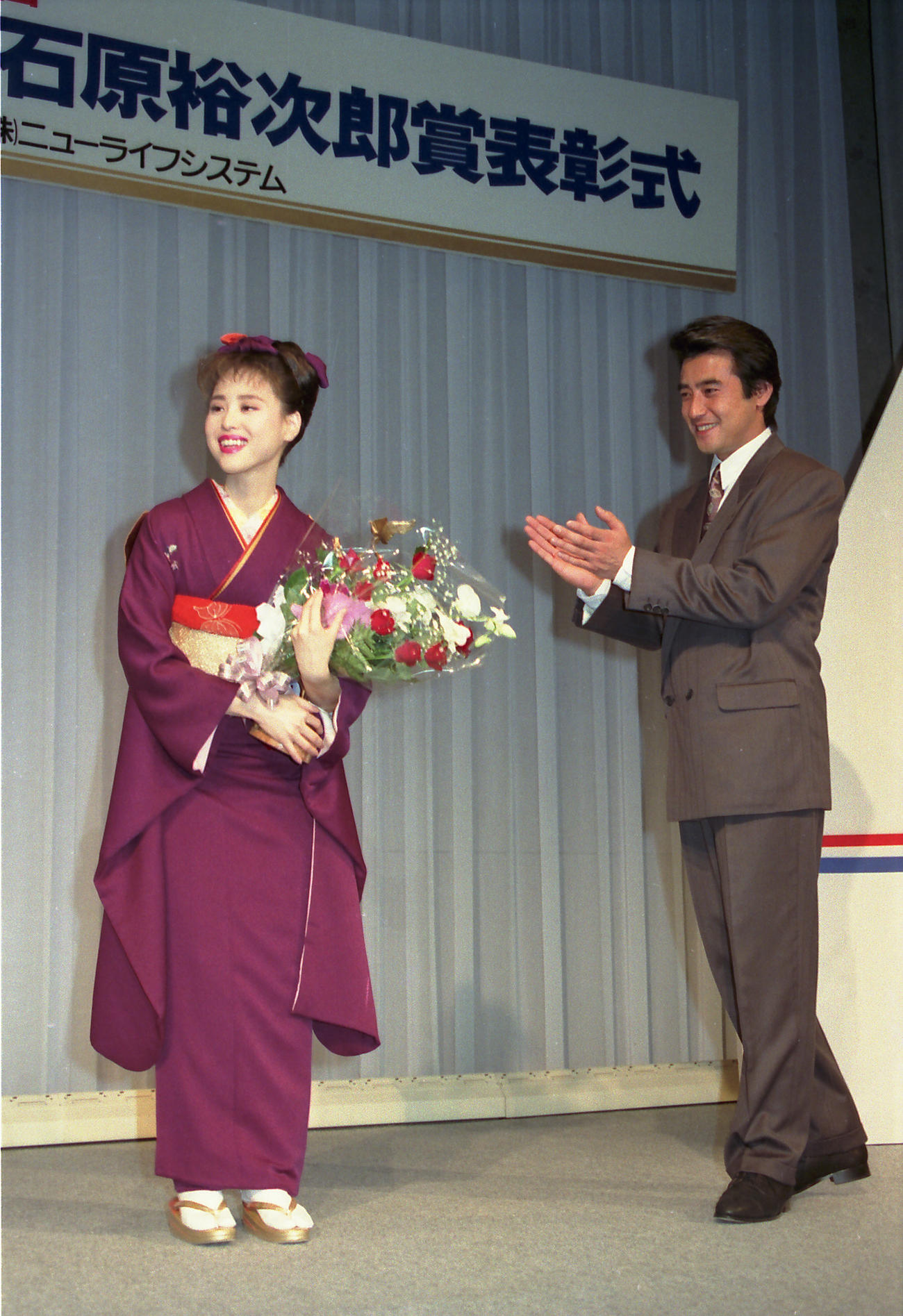 90年、日刊スポーツ映画大賞話題賞の松田聖子を祝福する神田正輝